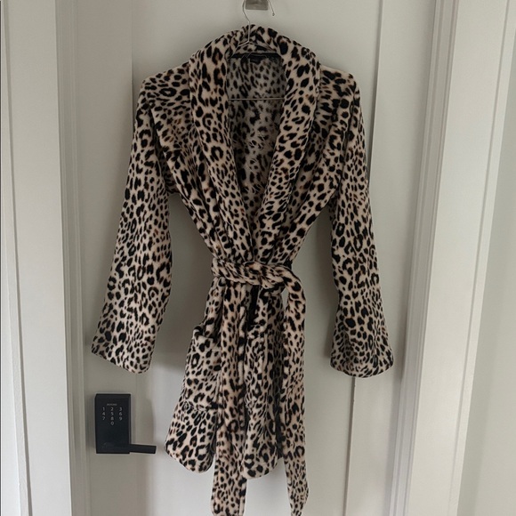 Leopard Print Robe - Picture 3 of 6